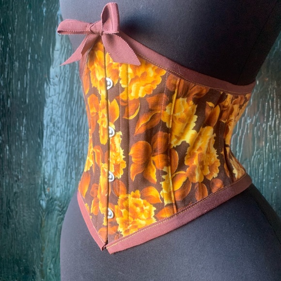 Sample sale ready to ship 22” underbust corset handmade by La Belle Fairy - Picture 5 of 5